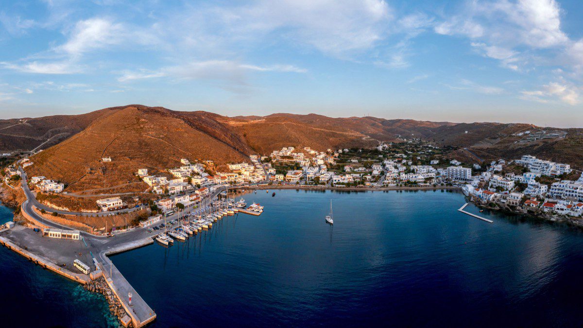 H Κύθνος και το λιμάνι της