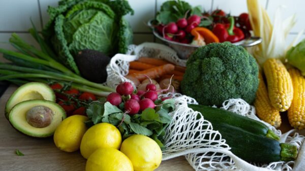 λαχανικό σε σαλάτα μαζί με άλλα λαχανικά