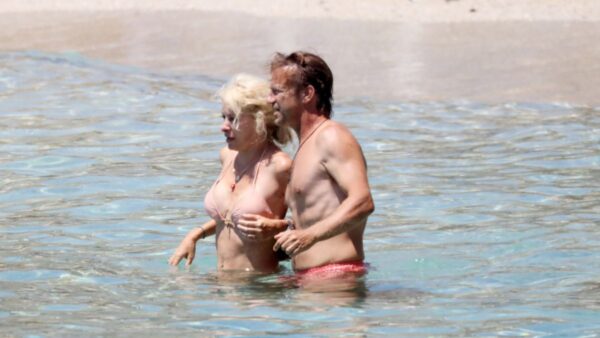 Μενεγάκη Παντζόπουλος για μπάνιο στην παραλία