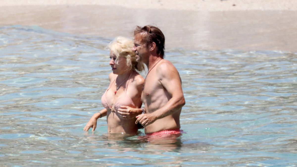 Μενεγάκη Παντζόπουλος για μπάνιο στην παραλία