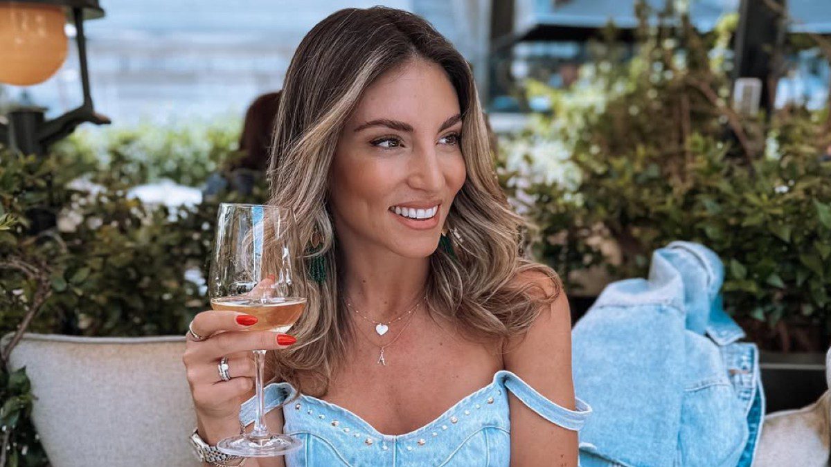 Τα καλοκαιρινά hot spots της Αθήνας επισκέπτεται η Αθηνά Οικονομάκου