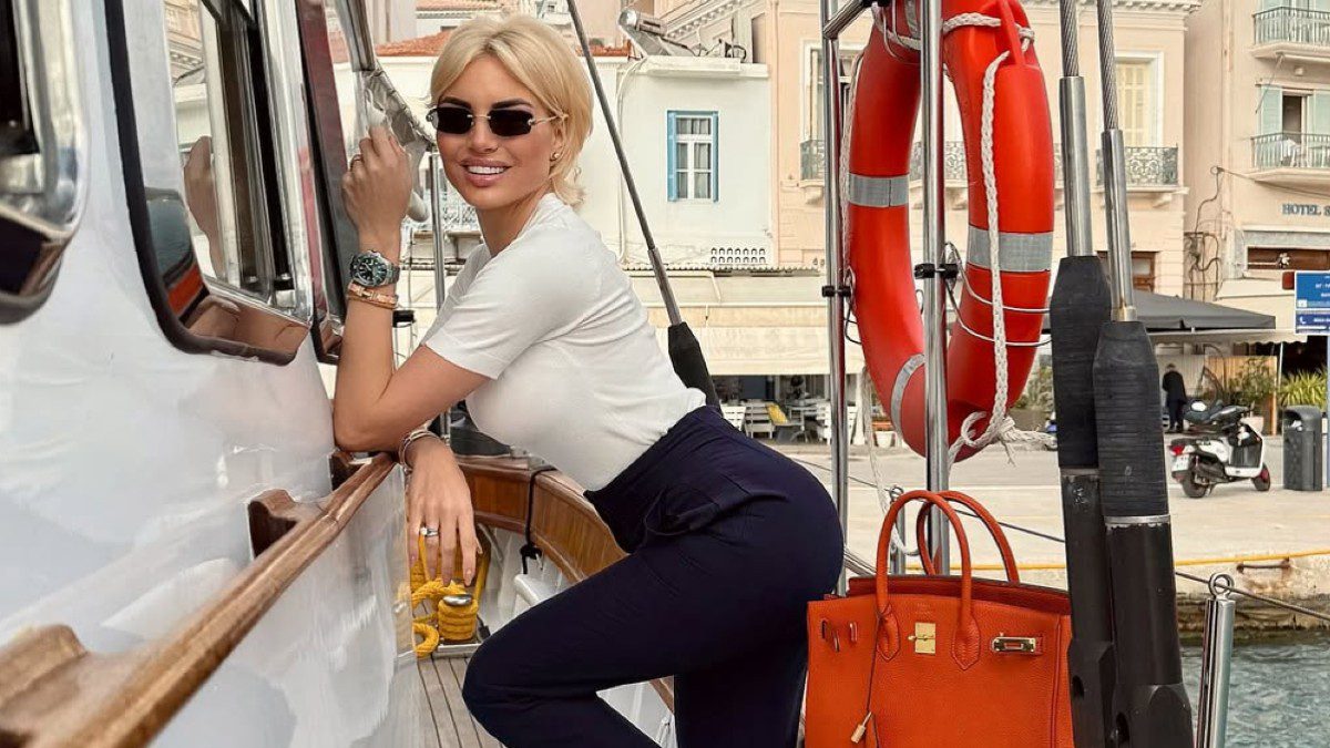 H Αλεξάνδρα Παναγιώταρου σε σκάφος