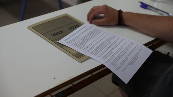 Μαθητής δίνει πανελλήνιες