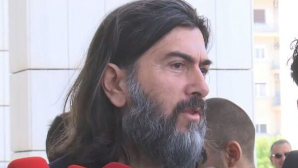 Ο πάτερ Αντώνιος έξω από το δικαστήριο