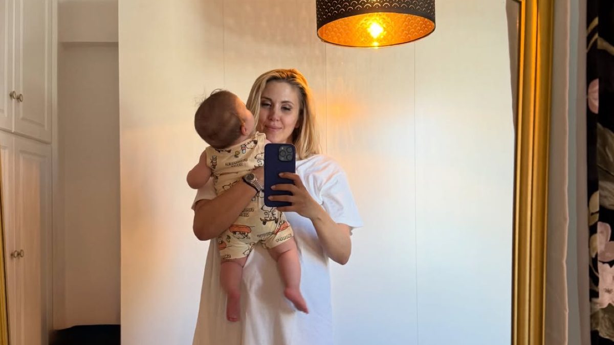 Η Φωτεινή Πετρογιάννη αγκαλιά με τον γιο της
