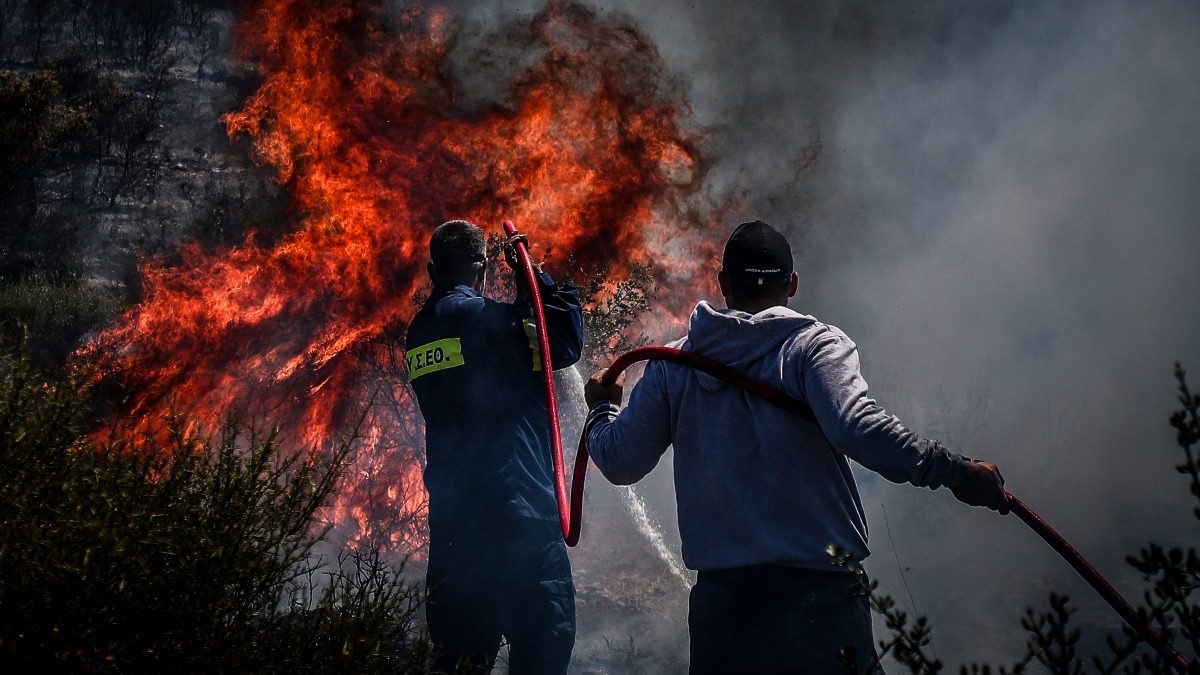 Πυροσβέστες επιχειρούν να σβήσουν τεράστια πυρκαγιά