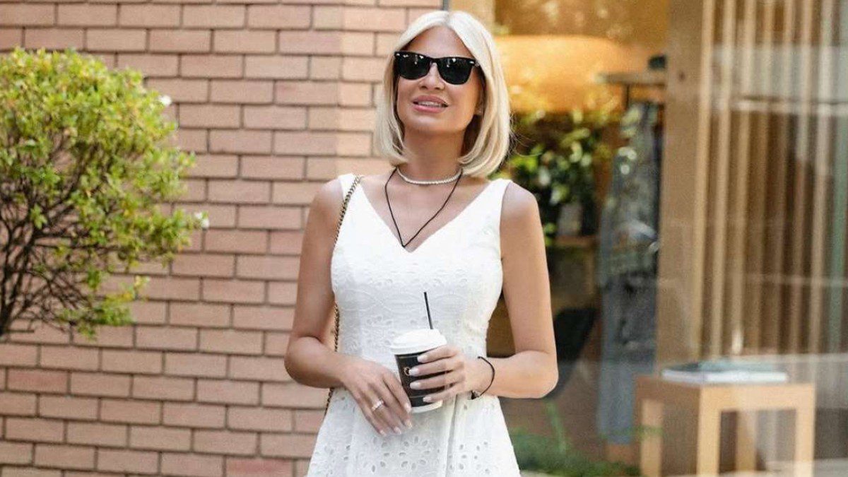 H Φαίη Σκορδά με λευκό φόρεμα