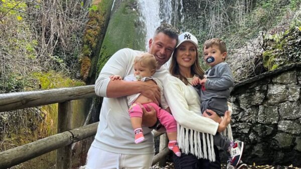 Ο Κώστας Σόμμερ, η Βαλεντίνη Παπαδάκη και τα παιδιά τους