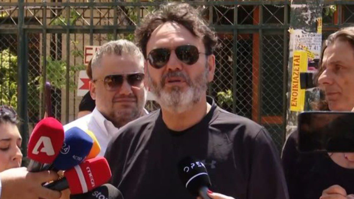 Ο Στάθης Αγγελόπουλος έξω από τα δικαστήρια