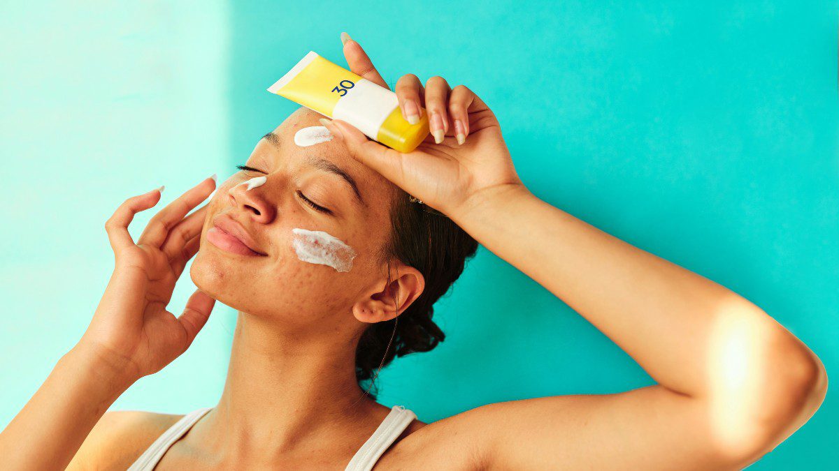 μια κοπέλα φοράει το αντιηλιακό της