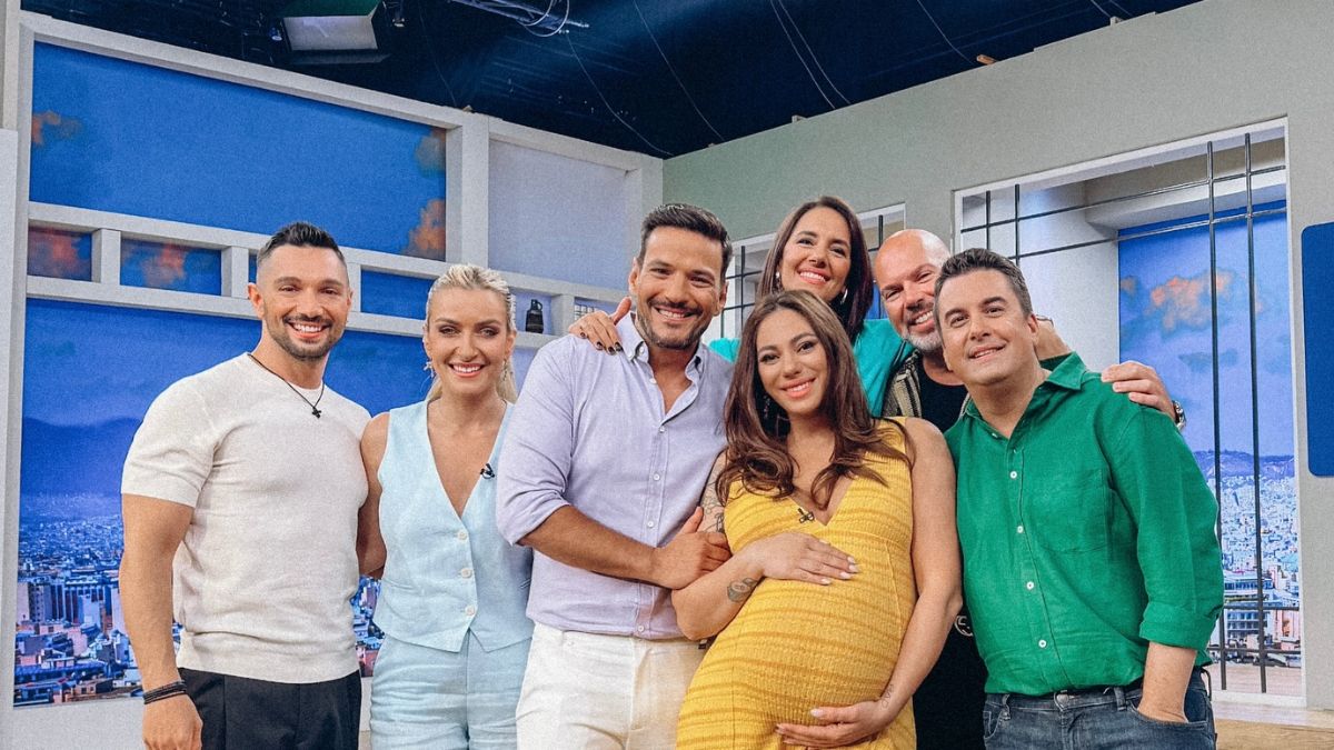 Η Ευρυδίκη Βαλαβάνη με την ομάδα του Ακόμα δεν είδες τίποτα