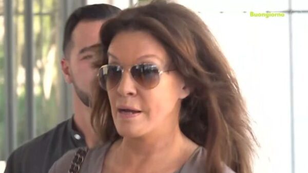 Η Βάνα Μπάρμπα έξω από το δικαστήριο