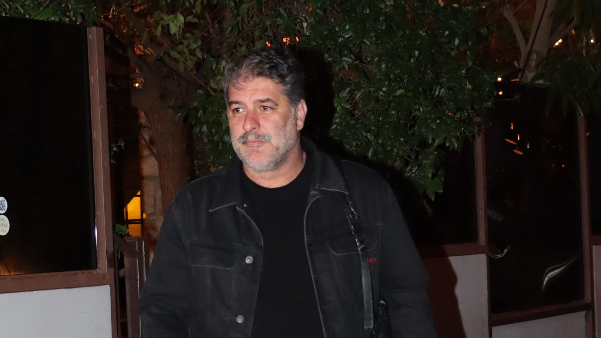 Ο Βασίλης Μπισμπίκης σε βραδινή έξοδο