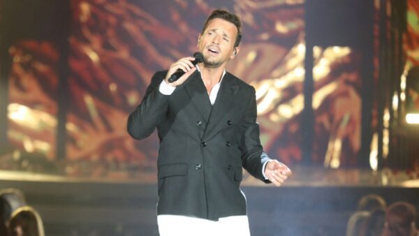 Ο Βέρτης τραγουδά