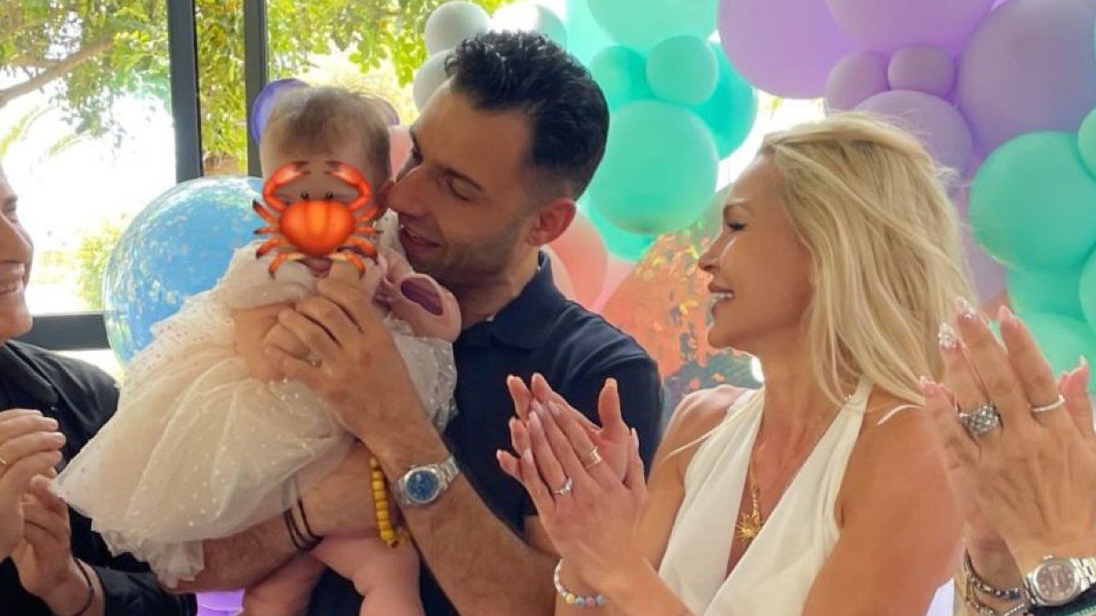 Η Βίκυ Καβουρά και ο Γιώργος Τζαβέλλας με τη κόρη τους