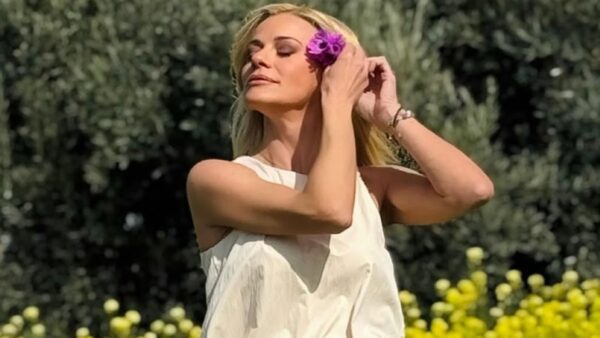 Με boho φόρεμα για όλες τις ώρες η Ζέτα Μακρυπούλια