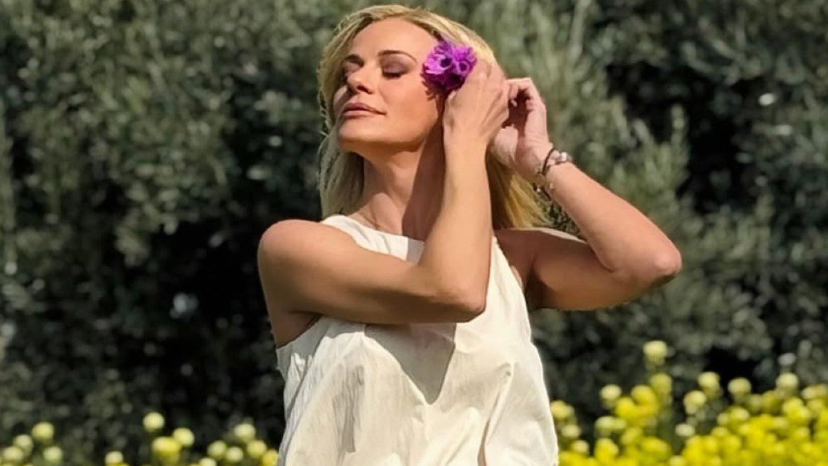 Με boho φόρεμα για όλες τις ώρες η Ζέτα Μακρυπούλια