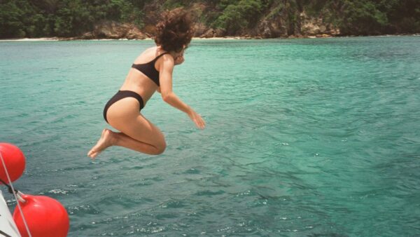 Μια κοπέλα πηδάει από σκάφος