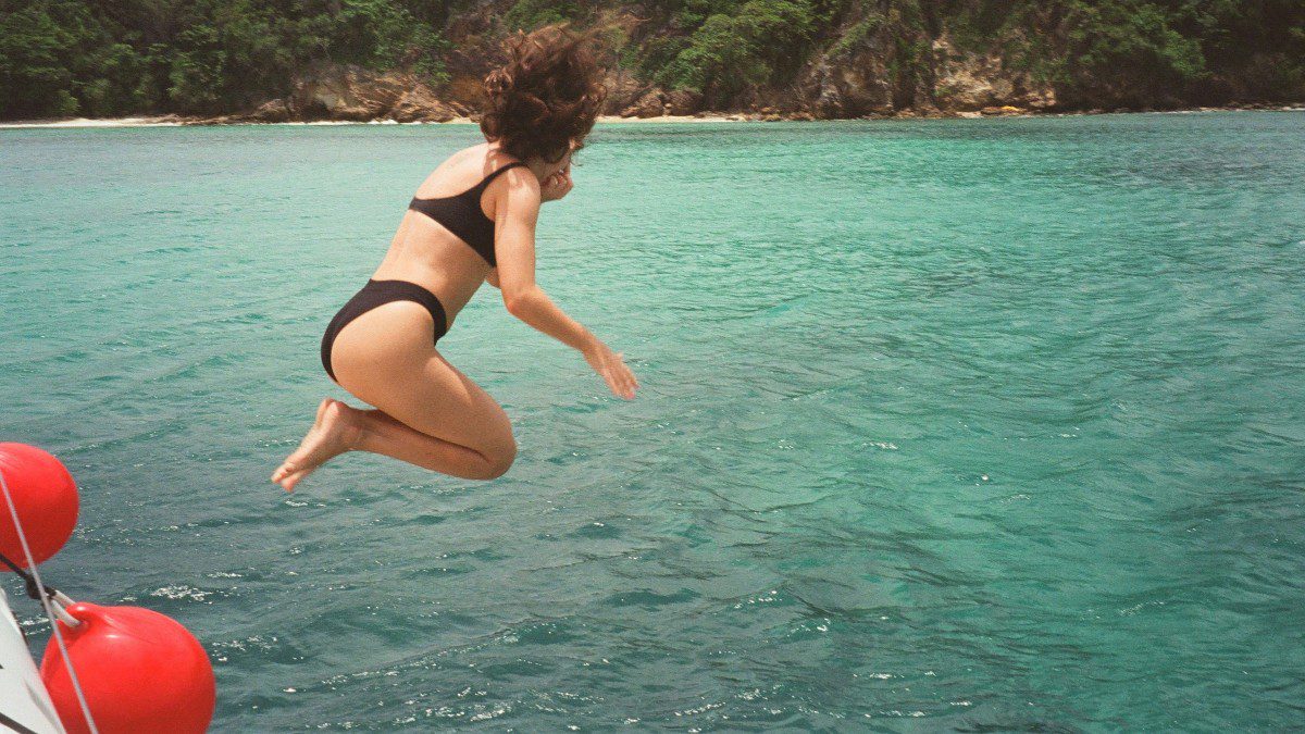 Μια κοπέλα πηδάει από σκάφος