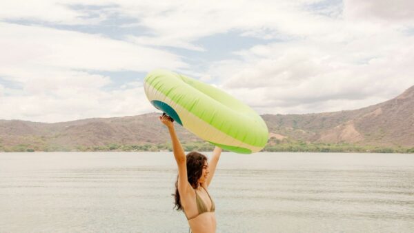 Μια κοπέλα κρατάει φουσκωτό