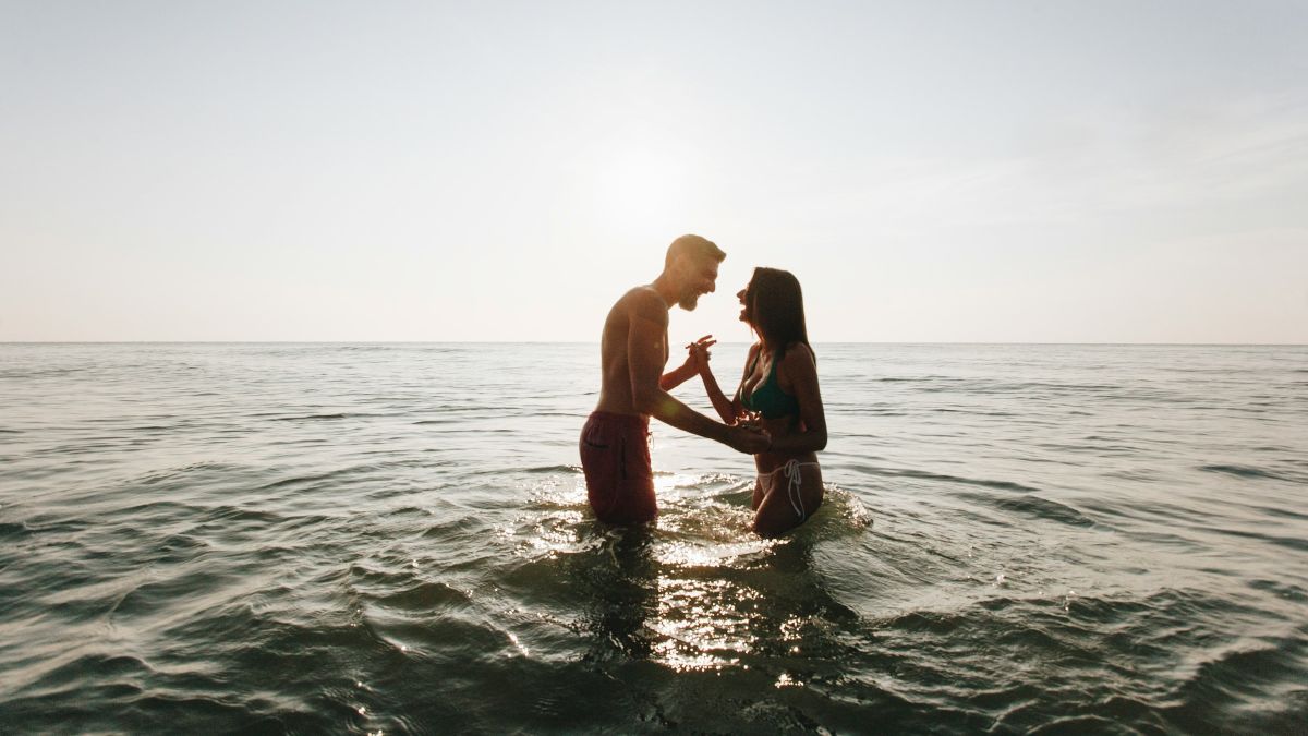 Ένα ζευγάρι παίζει στην θάλασσα