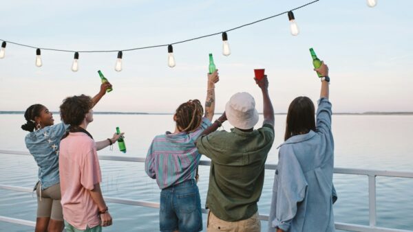 Μια παρέα διασκεδάζει το καλοκαίρι