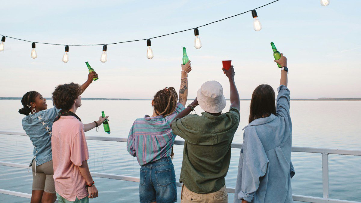 Μια παρέα διασκεδάζει το καλοκαίρι