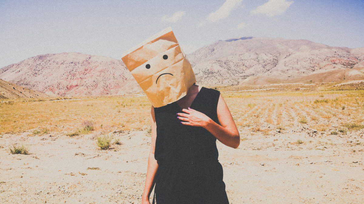 Μια κοπέλα με σακούλα στο κεφάλι