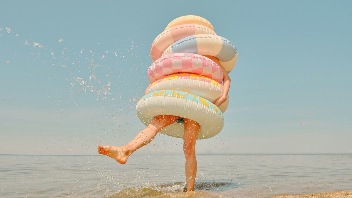 Μια κοπέλα με φουσκωτά στην παραλία