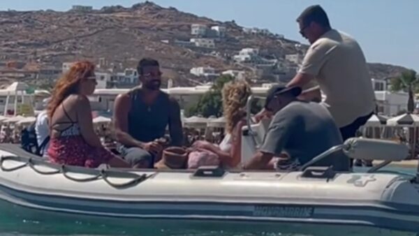 Ο Δημήτρης Αλεξάνδρου σε σκάφος στη Μύκονο