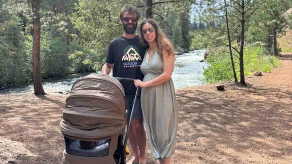 Η Κατερίνα Στεφανίδη με τον σύζυγό της Μίτσελ Κρίερ σε βόλτα με το μωρό τους