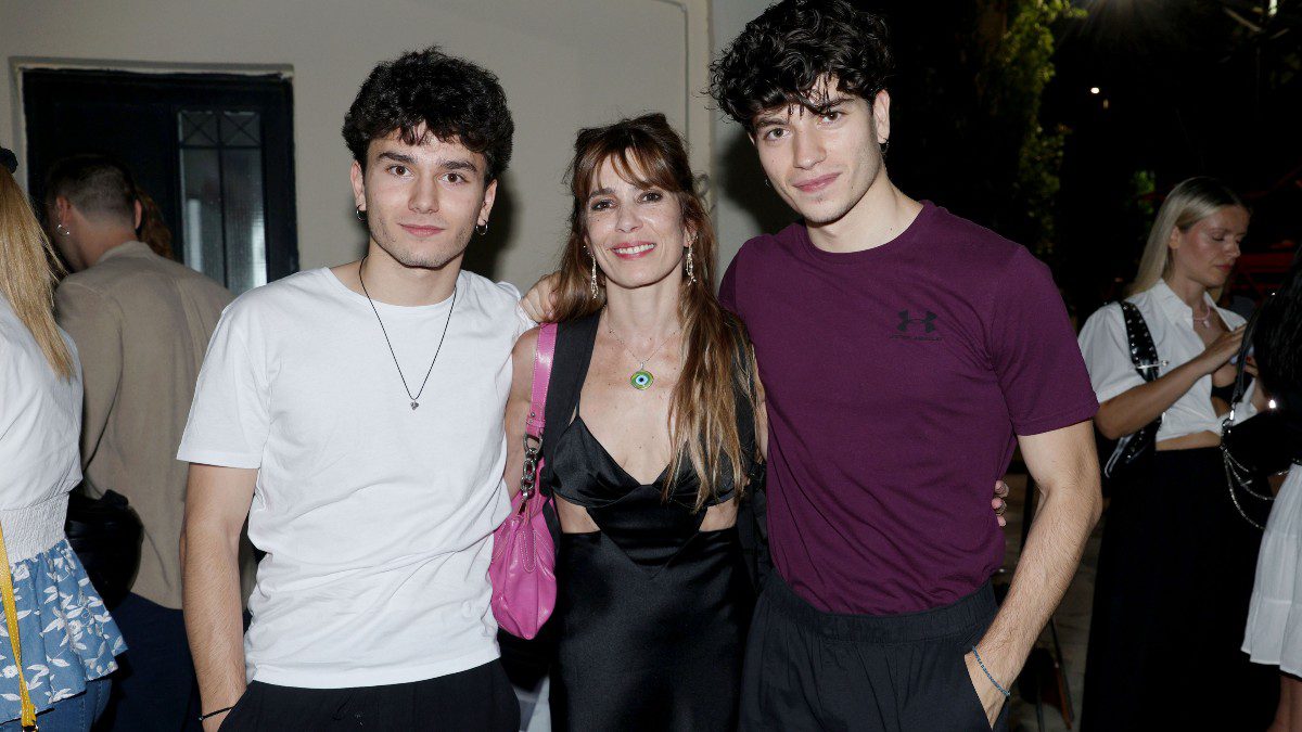 Η Μυρτώ Αλικάκη με τους γιους της, Γιωργή και Δημήτρη Λαγούτη