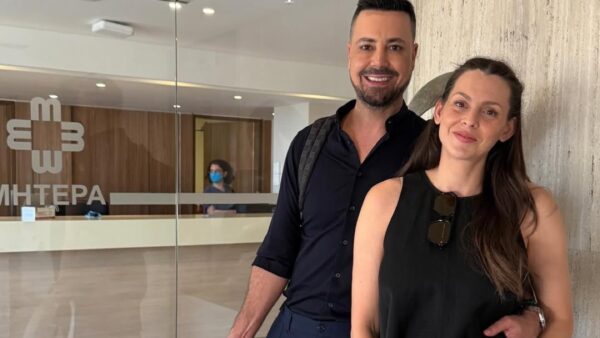 Ο Πέτρος Κουσουλός με τη σύντροφό του και τον γιο τους