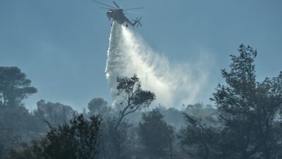 Ελικόπτερο επεμβαίνει σε φωτιά