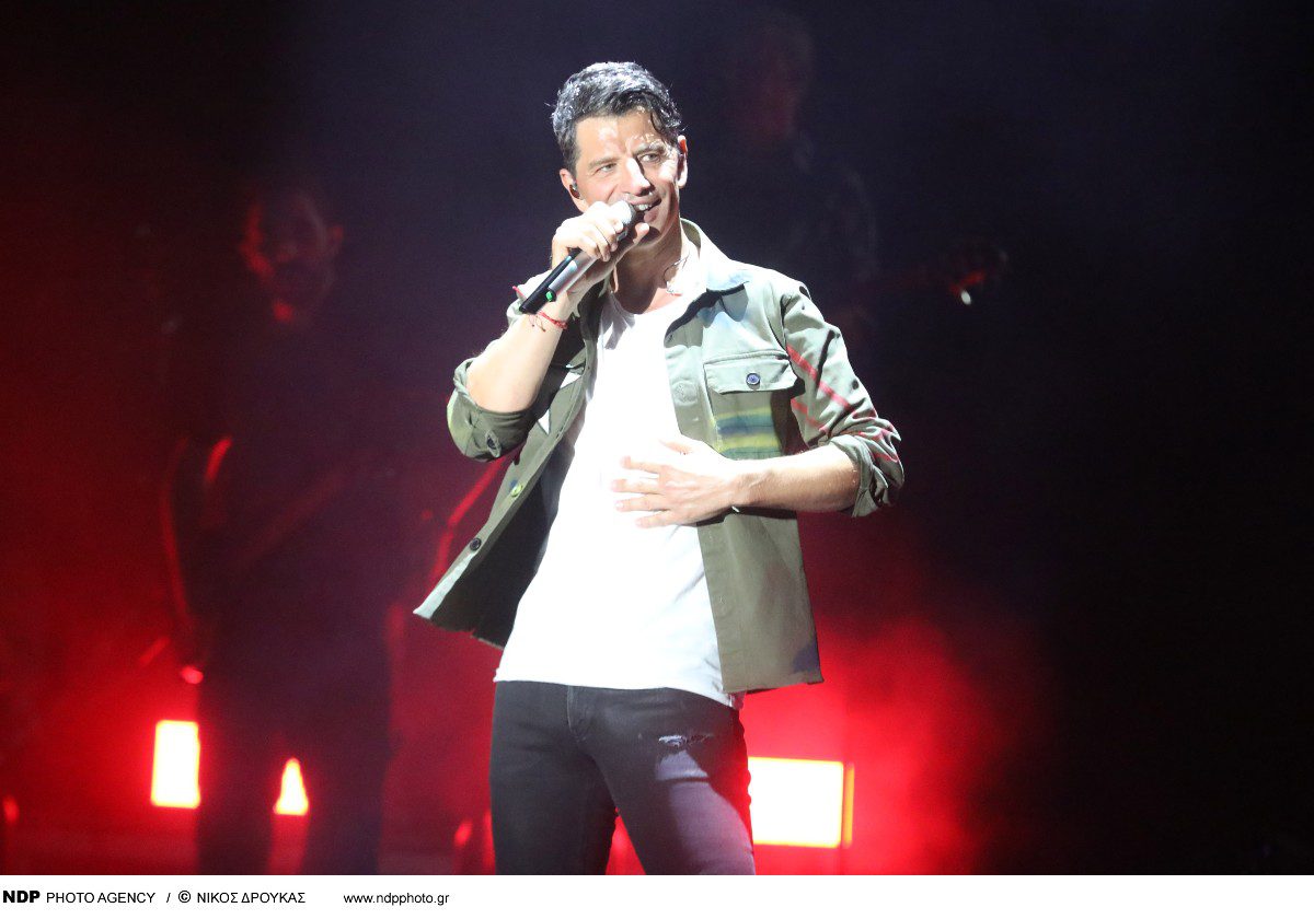 Ο Σάκης Ρουβάς σε συναυλία του