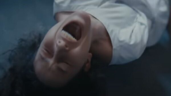 Σκηνή από τα νέα επεισόδια του Άγιου έρωτα