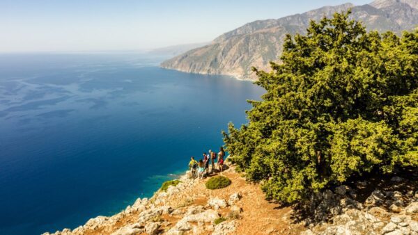 Πεζοπόροι με θεα στη θάλασσα