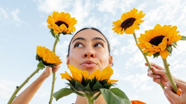 μια κοπέλα ανάμεσα σε ήλιους