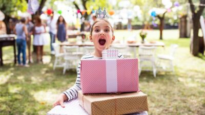 ένα κοριτσάκι κρατάει δώρα