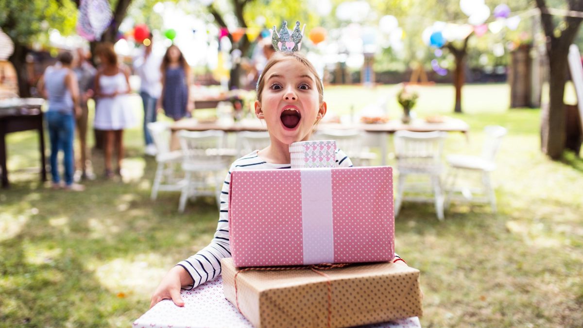 ένα κοριτσάκι κρατάει δώρα