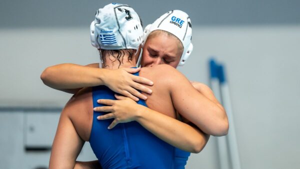 δυο πολίστριες αγκαλιάζονται