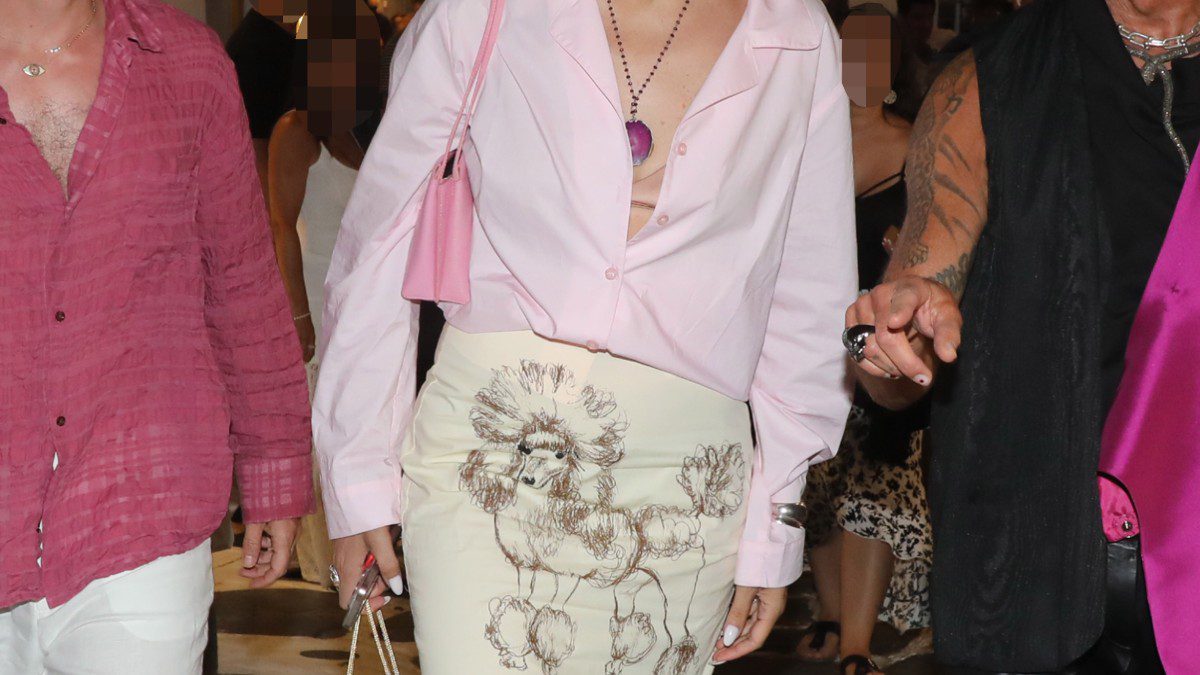 Με ψηλοτάκουνα στη Μύκονο η Έλενα Γαλύφα