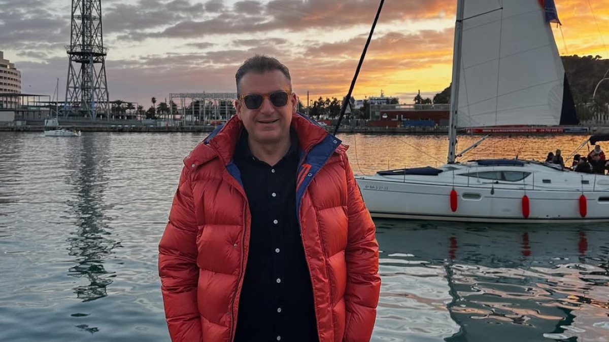 Ο Γιώργος Λιάγκας μπροστά στο ηλιοβασίλεμα