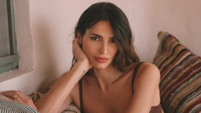 Στον καύσωνα η Ηλιάνα Παπαγεωργίου φοράει ριγέ λινά ρούχα