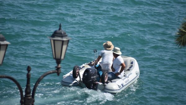 Δυο άνθρωποι πάνω σε μια βάρκα