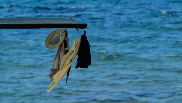 Κρεμασμένα ρούχα σε παραλία