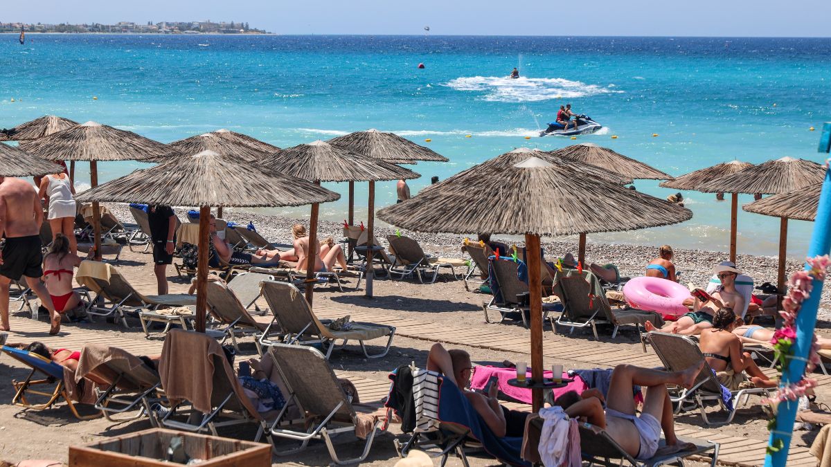 κόσμος σε παραλία της Αθήνας