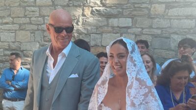 Η Ελπίδα Ιακωβίδου και ο Τζώνη Καλημέρης στον γάμο τους