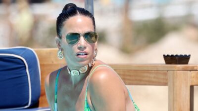 Η Κατερίνα Στικούδη στην παραλία