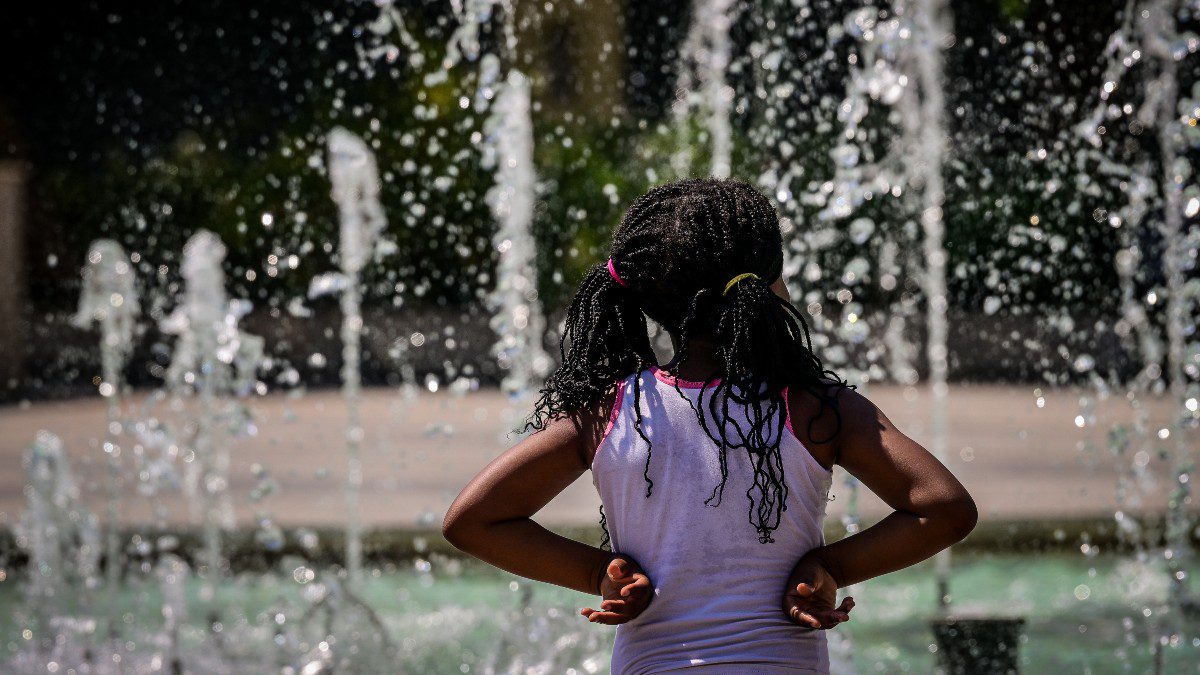 ένα κοριτσάκι στο συντριβάνι του συντάγματος